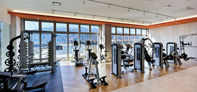 社員の要望により、新社屋3階に設置したフィットネススタジオ。南アルプスの山々や甲斐駒ヶ岳を見ながらの運動は最高。利用者も多い