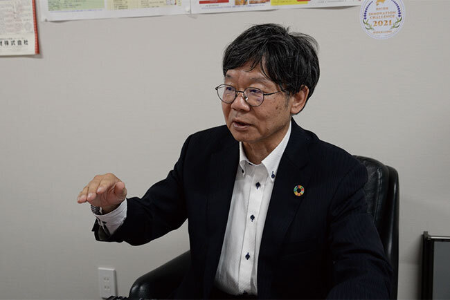 有限会社ヨコタ代表取締役の横田徹氏。学生時代は陸上競技に打ち込み、20代でICT技術を視察するために渡欧。内戦に巻き込まれて9ヶ月間アフリカをさまよう経験をしたタフな人物である