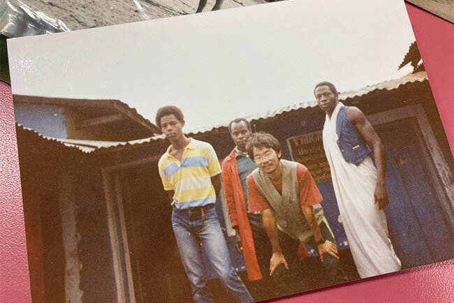 アフリカをさまよっていた時期は、現地住民の集落で生活をともにする経験もした青年時代の横田社長