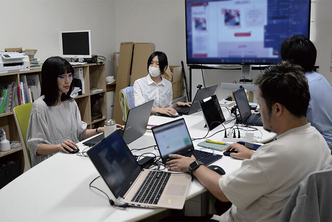 若手を中心に構成されているWeb事業部のスタッフ。企業のホームページ制作や、プロジェクションマッピングのコンテンツデザインなどを手掛けている