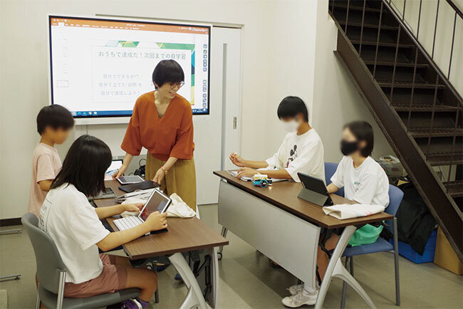 同社で開催しているプログラミング教室「HALL」には地元の子どもたちが集まり、ICTリテラシーを高める拠点としての役割も担う
