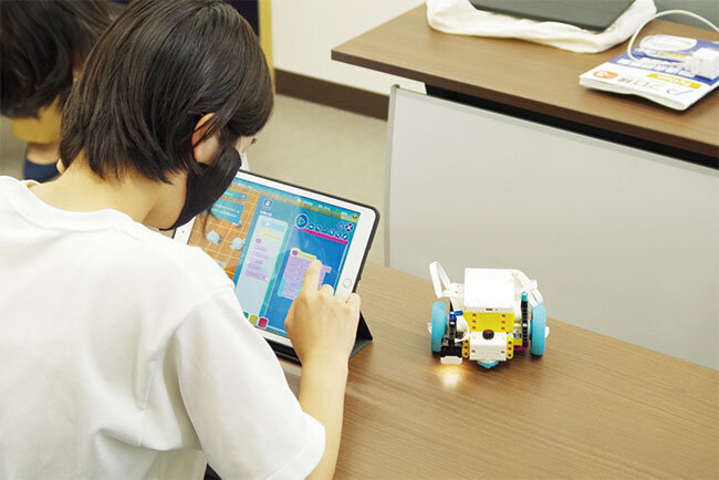 地域で初となるプログラミング教室はWeb事業部の入る社屋で開催。パソコン教室は大人たちの交流の場ともなっているそうだ