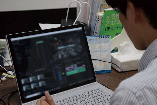 企業のホームページ作成代行や各種デジタルコンテンツ作成を手掛けるWeb事業部のスタッフ