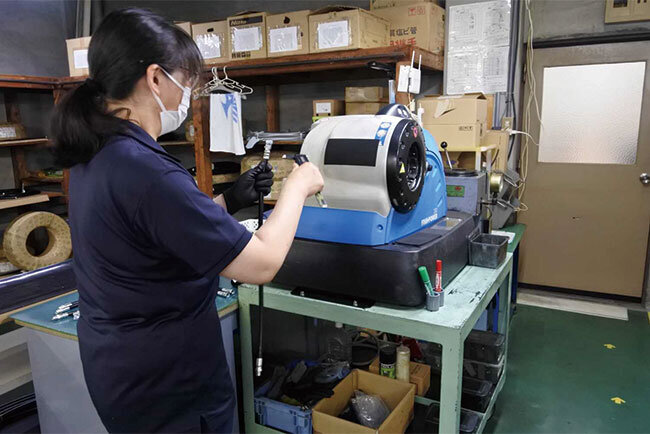 倉庫の一角では加工作業も