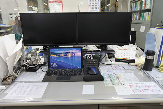 営業担当者の机上にはデュアルディスプレイとモバイルパソコンが並ぶ