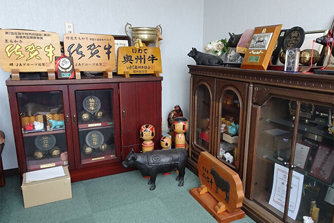 応接室には全国のブランド牛生産者から高品質和牛の仕入業者に贈られる認定書や記念盾などが並ぶ