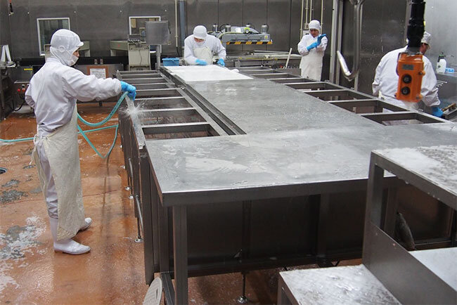 加工工場はHACCPに対応。牛肉の安全・安心のためきめ細かな清掃作業を徹底している