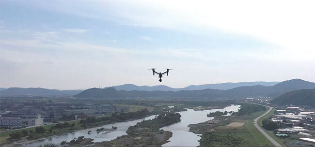 上空を飛行するドローンの様子