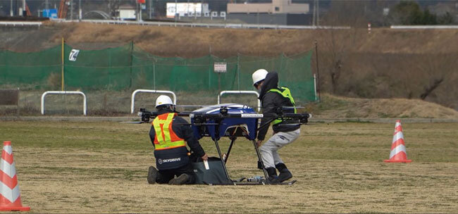 物資を運搬したドローンが着陸した様子