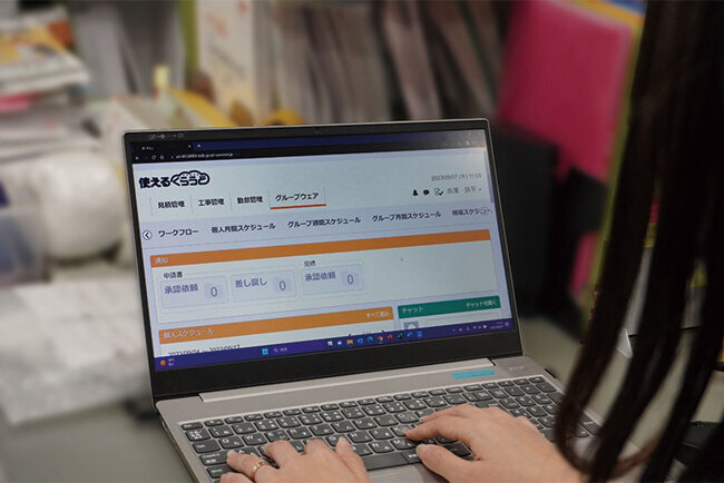 勤怠管理システムを活用する様子