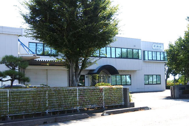 「PRC」のロゴが掲げられた本社社屋