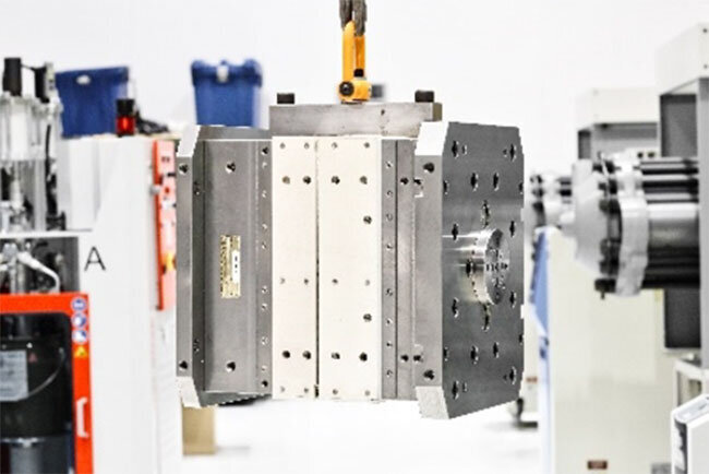 射出成形機に取り付けた金型＝ホームページより