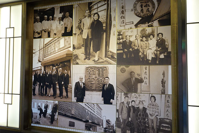 重慶飯店本館に飾られている創業当時の写真。現社長の両親が横浜中華街初の四川料理店として開業した