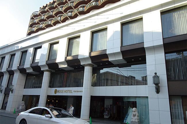 横浜中華街の中心地に建つローズホテル横浜。横浜界隈のツアー拠点として利便性が高い