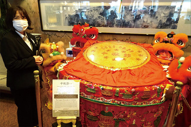 ロビーには中秋節にディスプレイされる直径1メートルほどの巨大な月餅