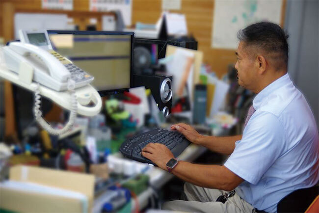 パソコンに向かう佐藤工務店の佐藤潤社長