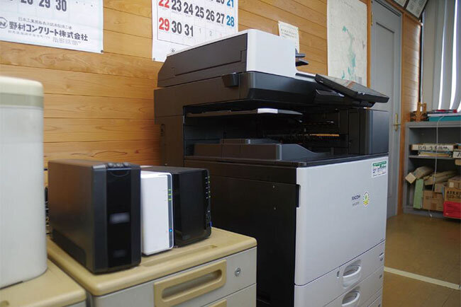 バックアップ用も併せて並べられたハードディスクドライブ