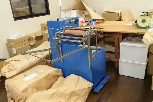 さらしを巻き取り、切断する機械。「吉田晒®」は1枚10メートルが基本