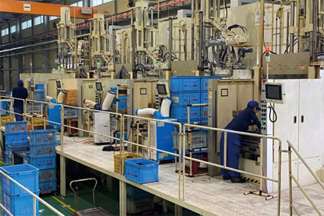 第二工場に設置した400トンのゴム真空成型機