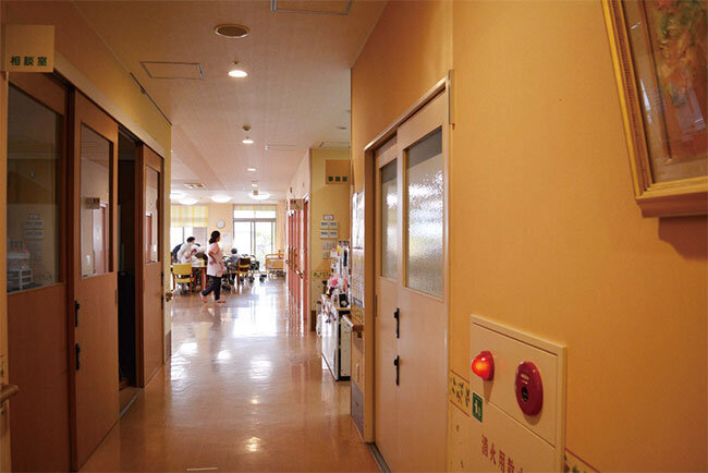 フラワーガーデン京町の1階。入居者は2～5階の4フロアに入居している