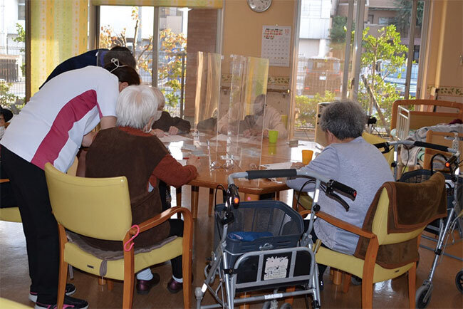 フラワーガーデン京町1階のデイサービスのエリア。建物には姉妹施設にあたるデイサービス、グループホームも入居している