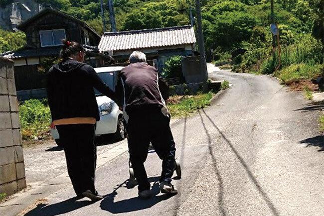 歩行練習をする利用者と作業療法士。訪問看護の仕事は生活全般にわたる