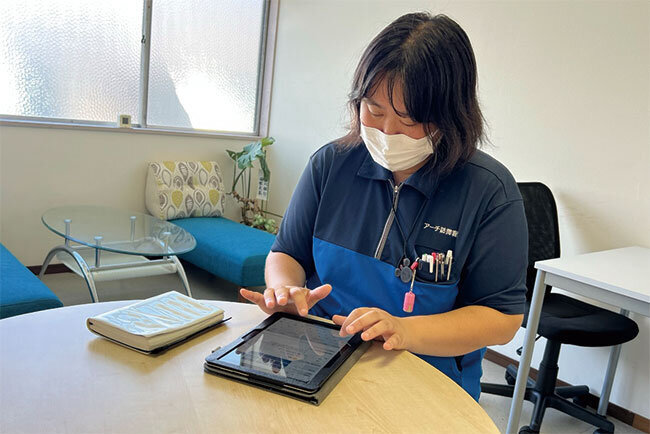 タブレットで看護記録を入力する。どこでも可能で、音声入力で入力することも。