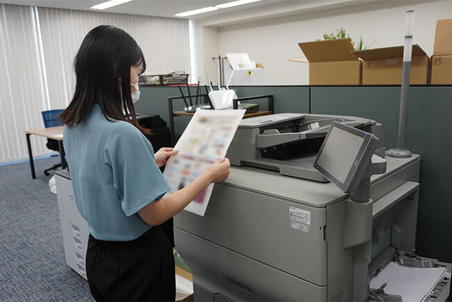 播磨リビング新聞社が活用しているオンデマンド印刷機。校正紙を出力したところ