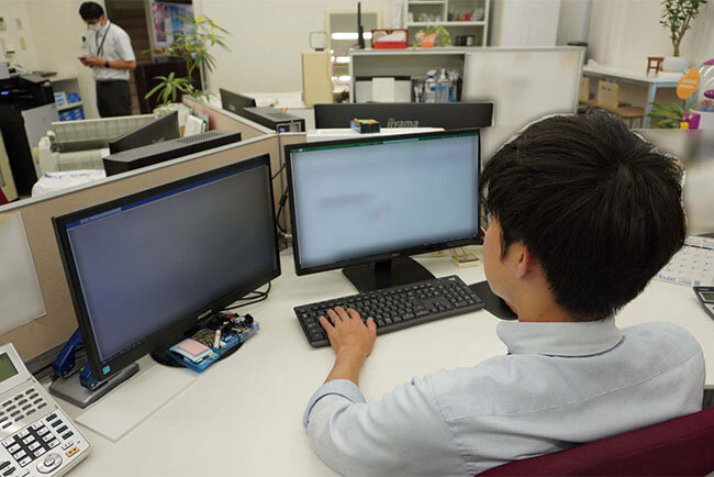 業務用アプリケーションを使って作業をする様子