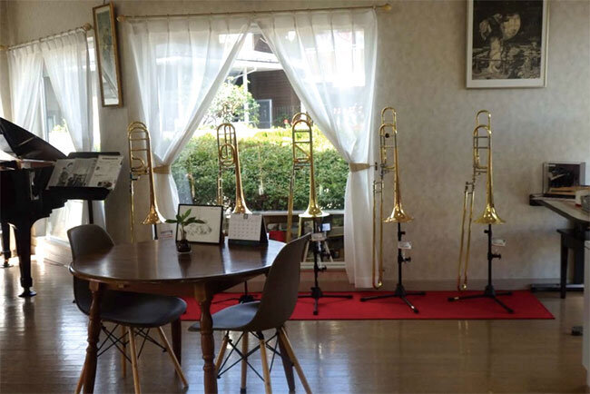 店内には有名アーティストとの交流イベントが催されるステージが設けられている