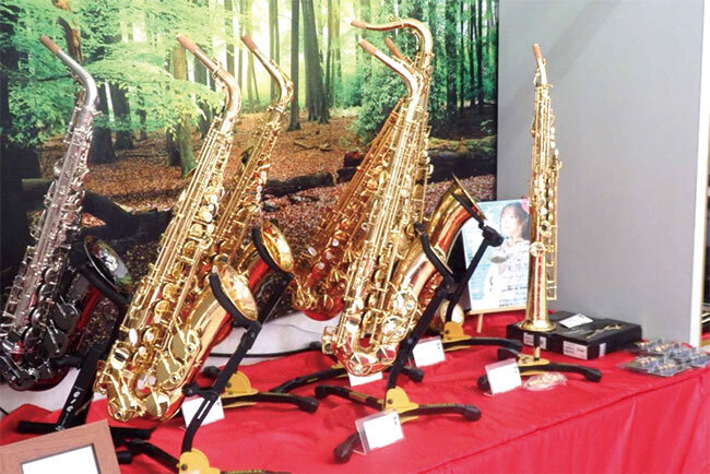 音楽の森ヴァースの店内にはサクソフォンをはじめ様々な楽器が並ぶ