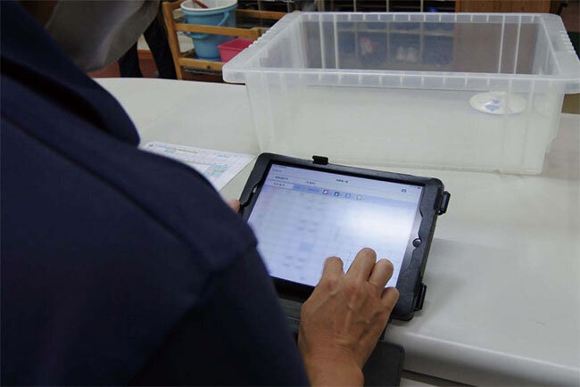 タブレット端末で介護記録を入力