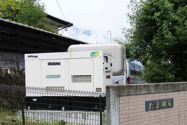 「デイサービスセンターたまゆら」の前に設置されている大型自家発電装置