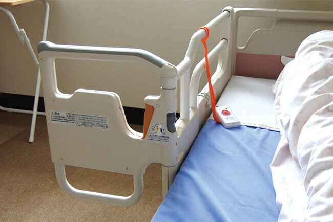 ベッドに取り付けられたナースコールのスイッチ