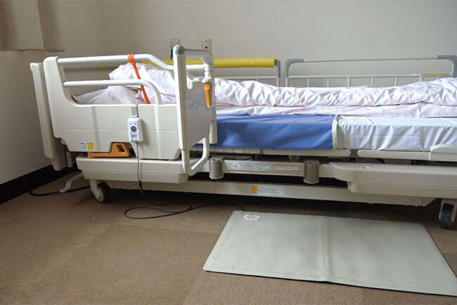 ベッドから降りて足で踏むと離床を知らせるマットセンサー