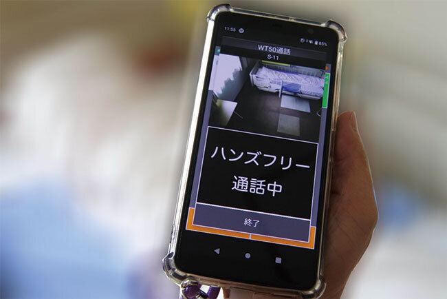 続いてスマートフォンの上部に居室カメラの映像がアップされる