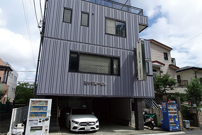 2022年に設立50周年を迎えた。端山社長は若い従業員たちに資格を取らせて環境など新分野進出を見据える＝本社ビル