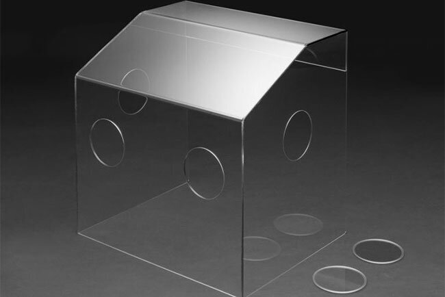 自社で製造した飛沫防護ボックス（ホームページの写真です）