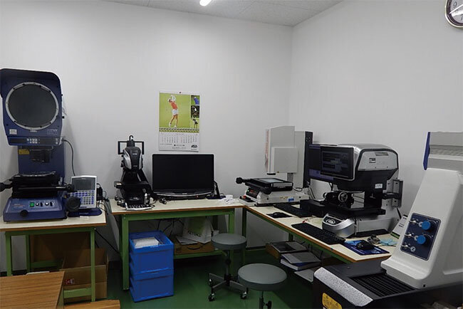 各種の検査機器をそろえる検査室