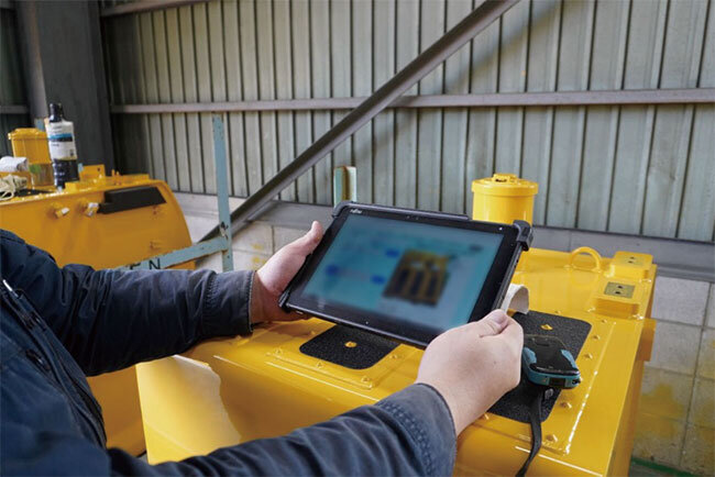 自社開発した検査システムをタブレットで表示し、その場で結果を送信している