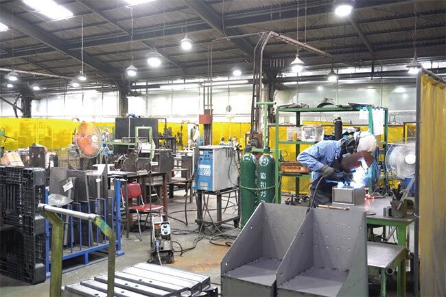 溶接作業に取り組む汎建製作所の従業員