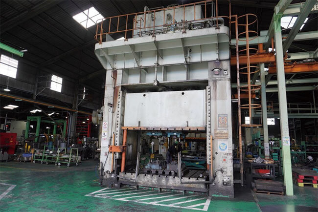 奈良工場の巨大なプレス機
