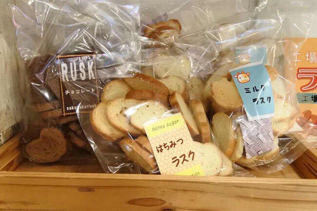 ラスクの包装に貼られた商品名ラベル