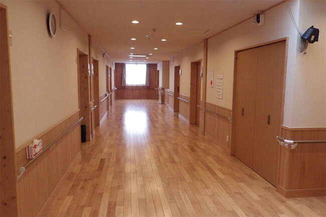 三重県産のスギやヒノキの無垢材をふんだんに使用した施設内。無垢材の香りは安らぎの効果がある