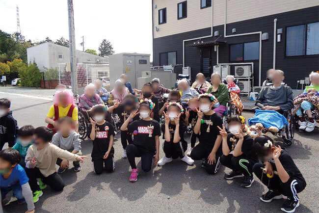 子供たちが利用者に歌やダンスを披露する