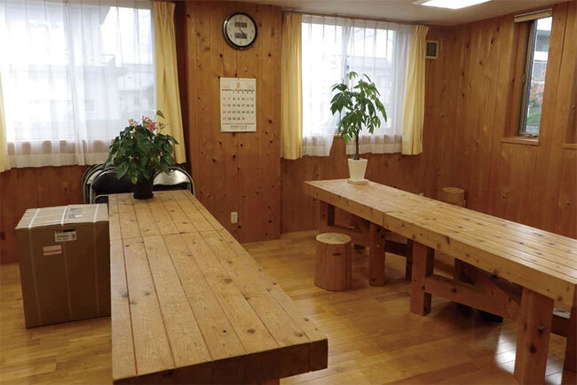 学童保育の子どもたちが勉強に使うこともある介護施設の相談室