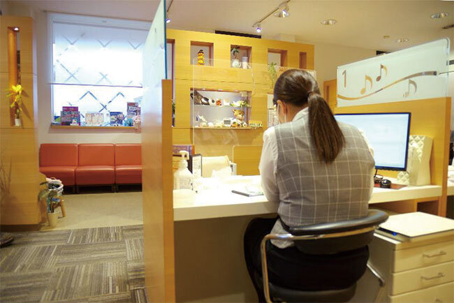 アヅマ補聴器センターではパーティションで仕切られたカウンターで来店者の相談に応じる