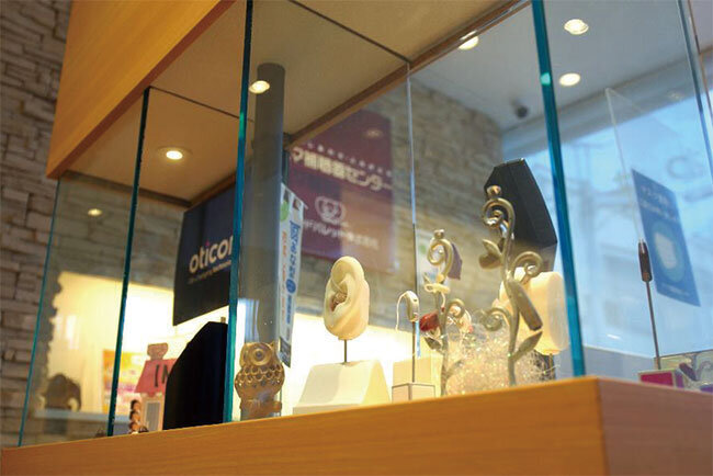 ショーケースに補聴器を展示してスタイリッシュな雰囲気を作り出す