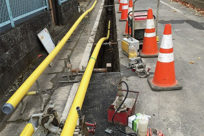 住宅街の地下に埋め込むガス管埋設工事は安全が最重要課題だ