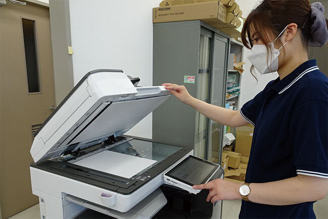 複合機で紙文書をスキャンしてデジタルデータとして保管する